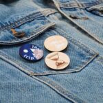 ROUND SHAPE WOODEN LAPEL PIN 3CM - Image 3